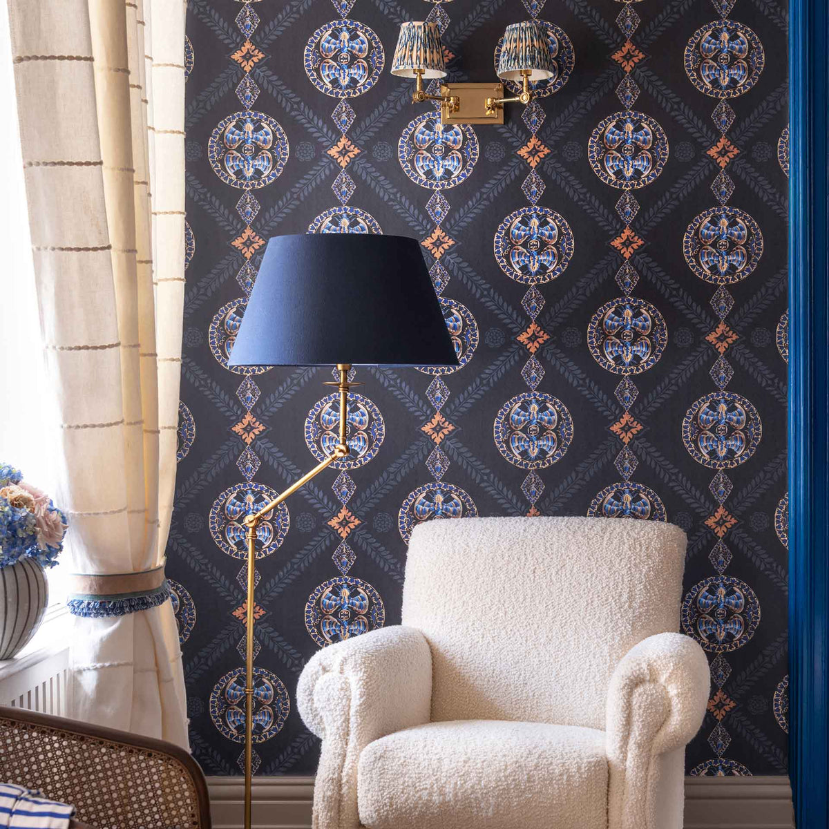 Abeille decoration in indigo blue wallpaper