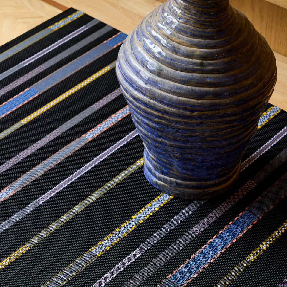 Chilewich Appliqué woven floor mat in Nero in an interior setting