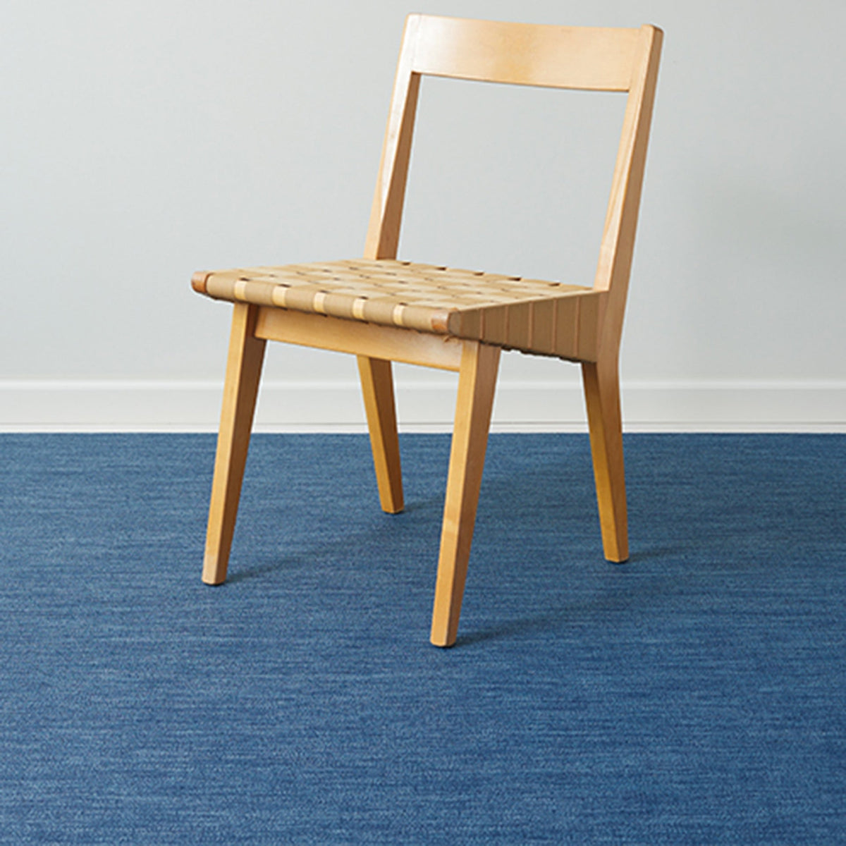 Bouclé / Blueberry woven floor mat by Chilewich, interior setting