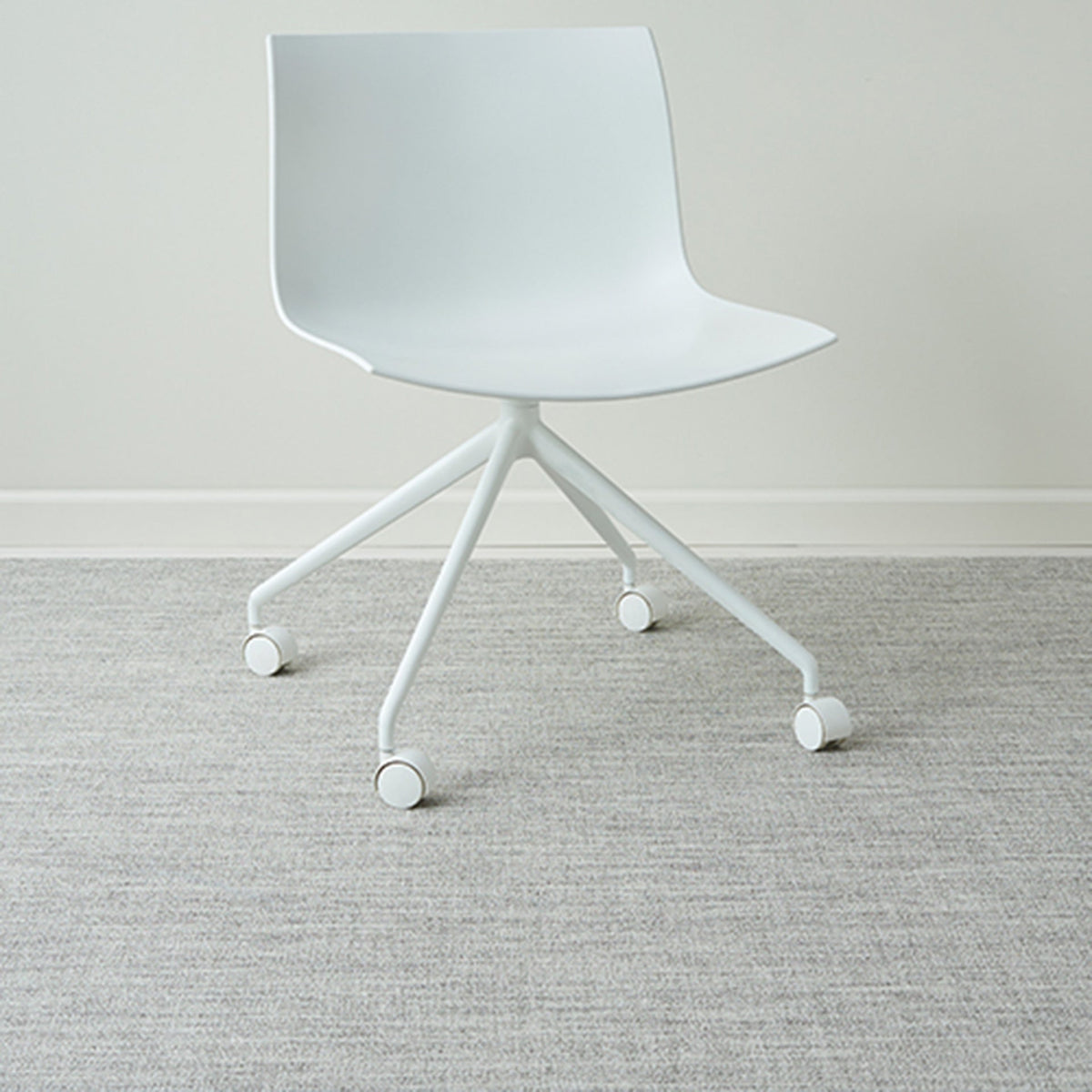 Bouclé / Salt woven floor mat by Chilewich, interior setting