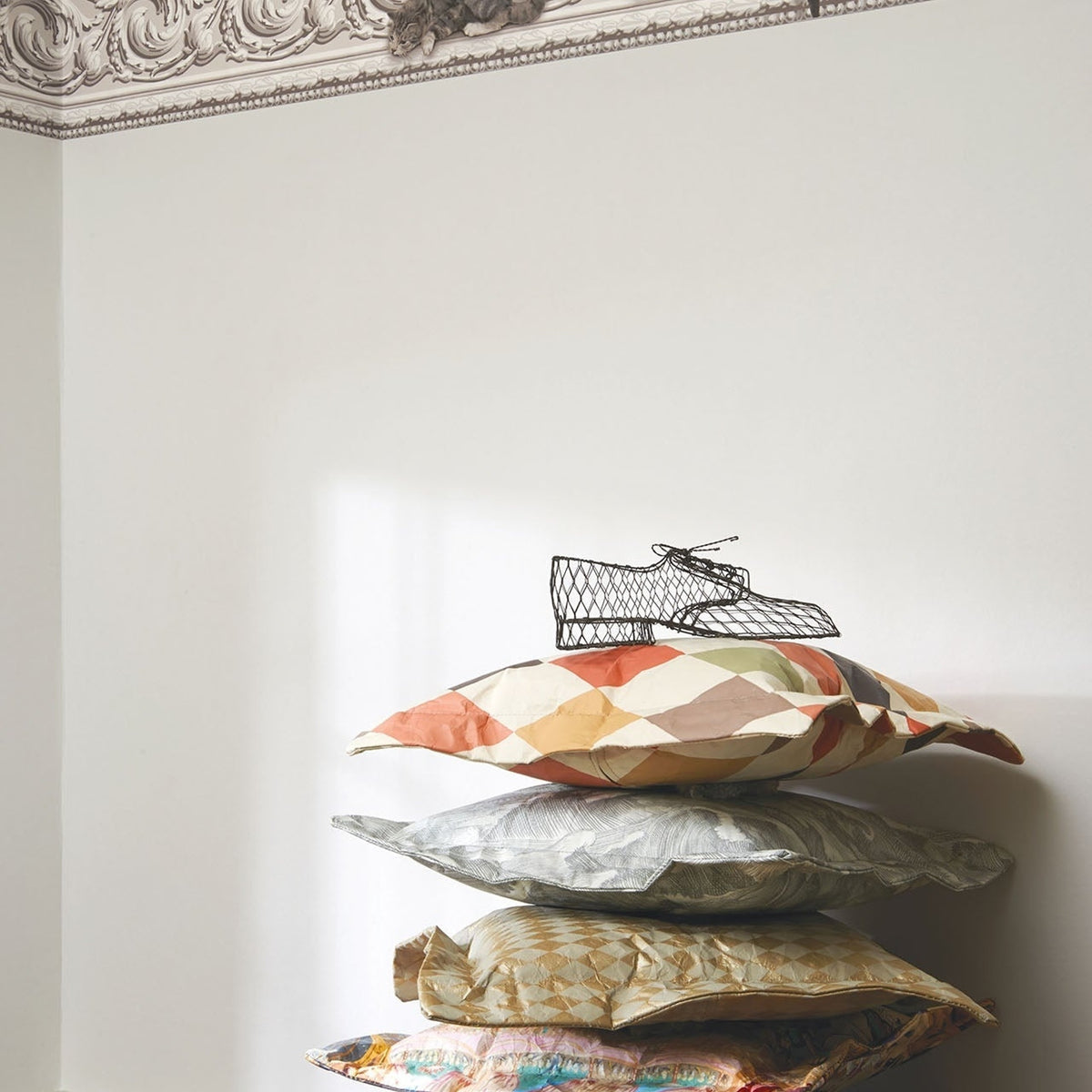 Cole & Son paddy and louis border wallpaper in Linen — lifestyle