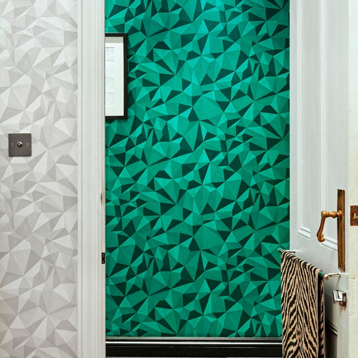 Cole & Son quartz wallpaper in Metallic Emerald — lifestyle