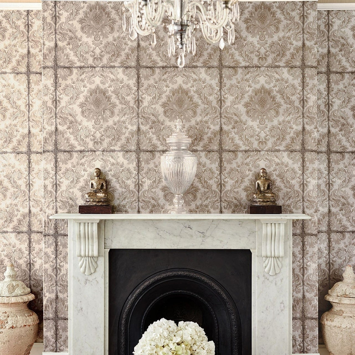 Cole & Son stravinsky wallpaper in Metallic Gilver — lifestyle