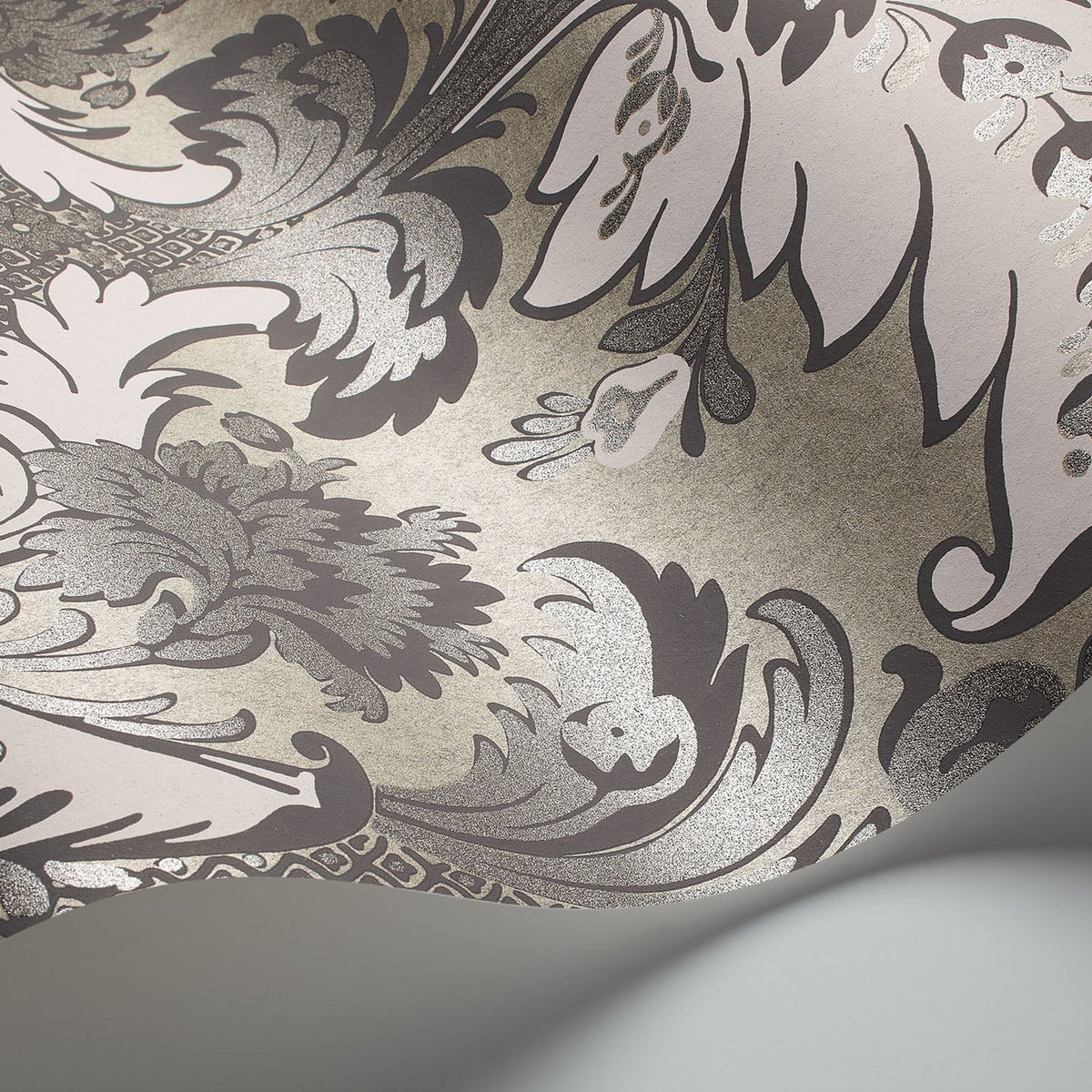 Cole & Son Aldwych in Glitter Silver on Metallic Gilver — pattern detail