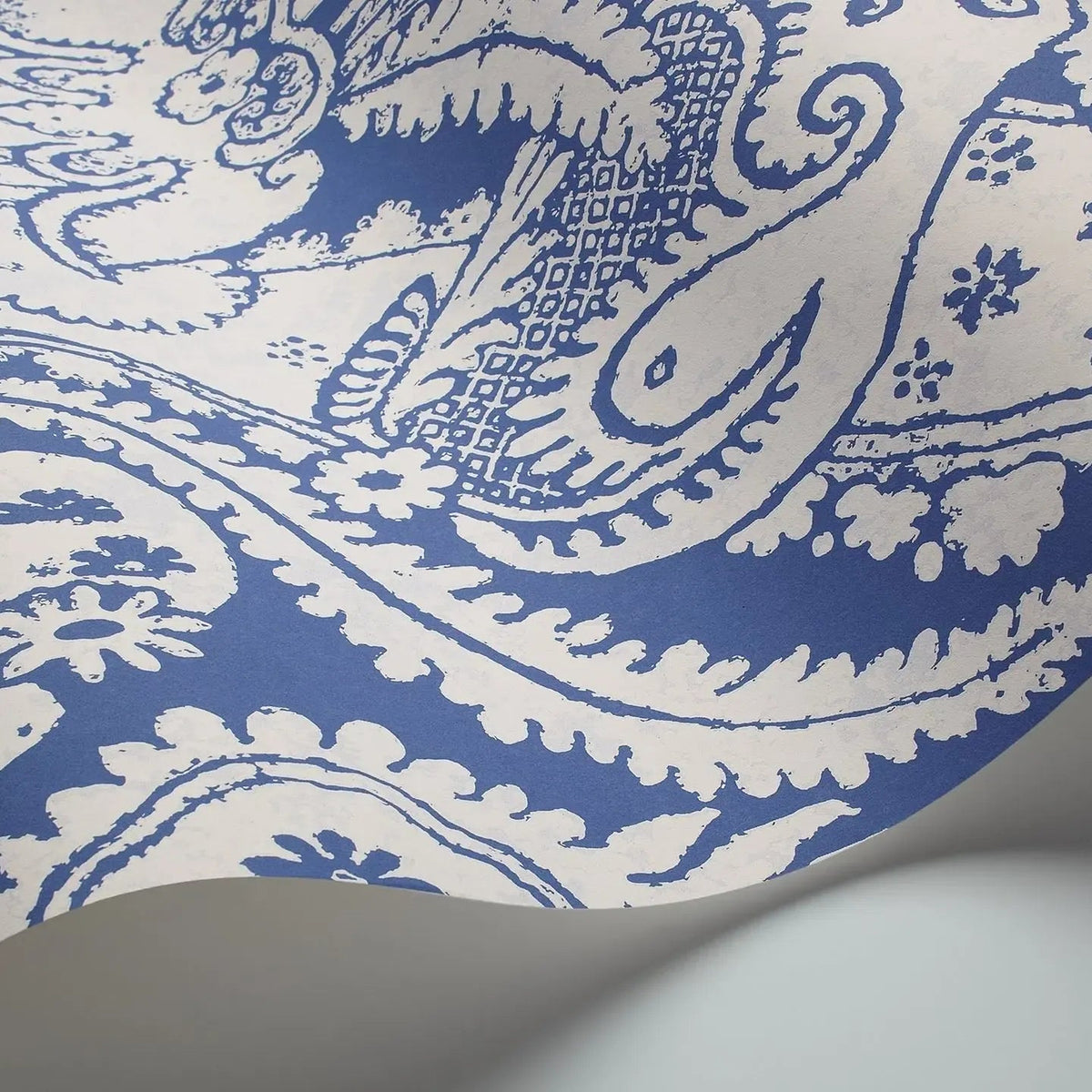 Cole & Son Chatterton wallpaper in White on Hyacinth Blue — detail