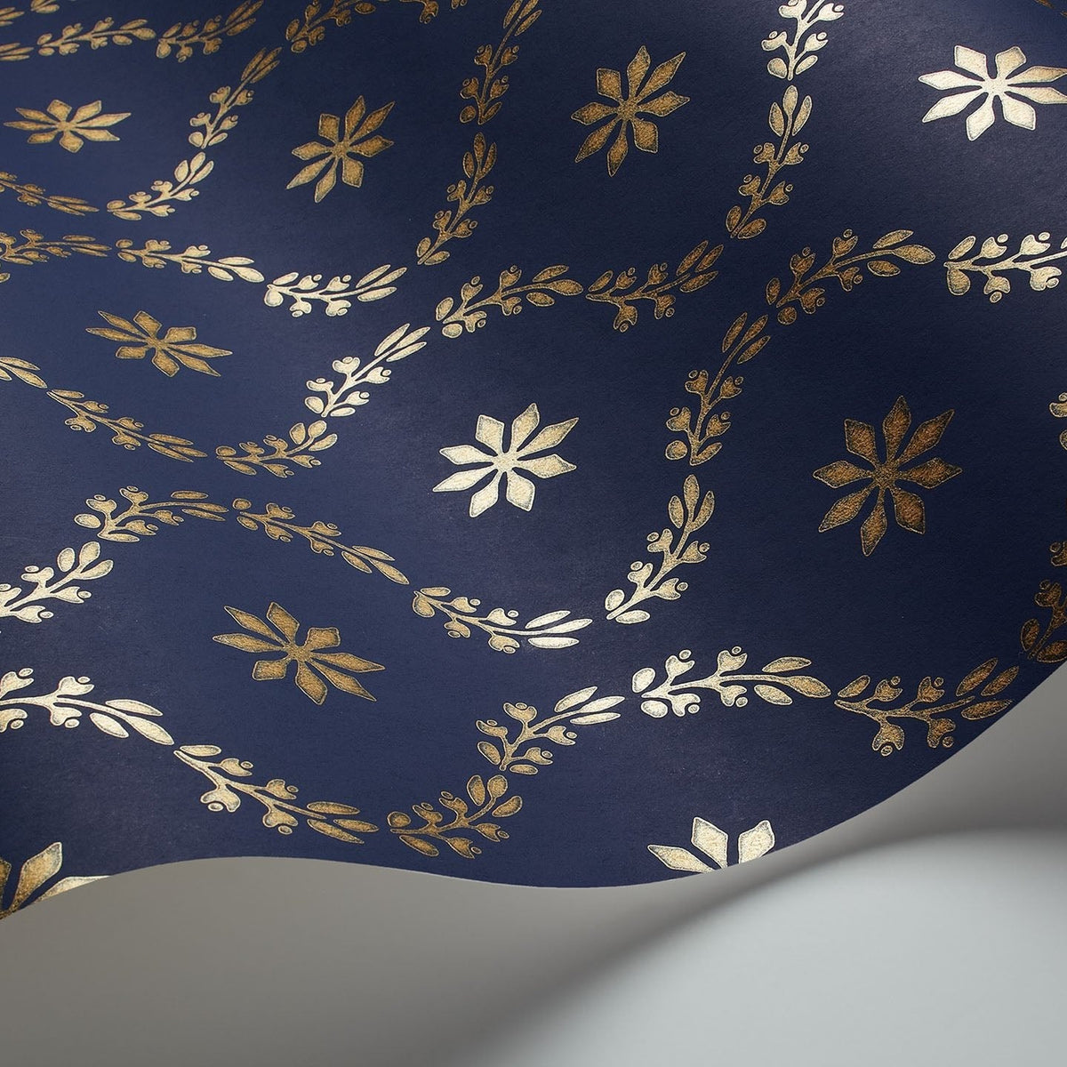 Cole & Son Clandon wallpaper in Metallic Gold on Midnight — detail