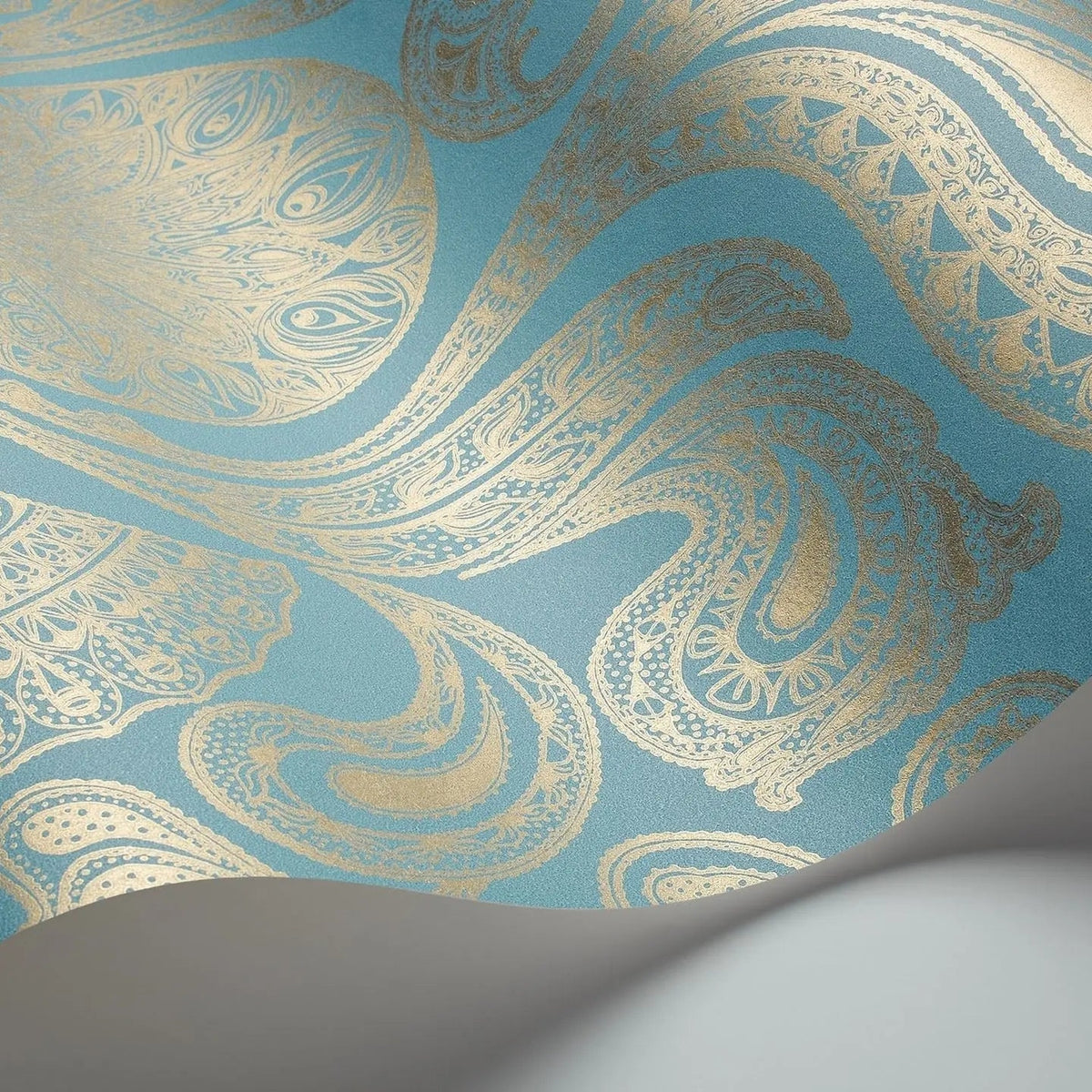 Malabar wallpaper by Cole & Son, Metallic Gilver on Petrol, detail