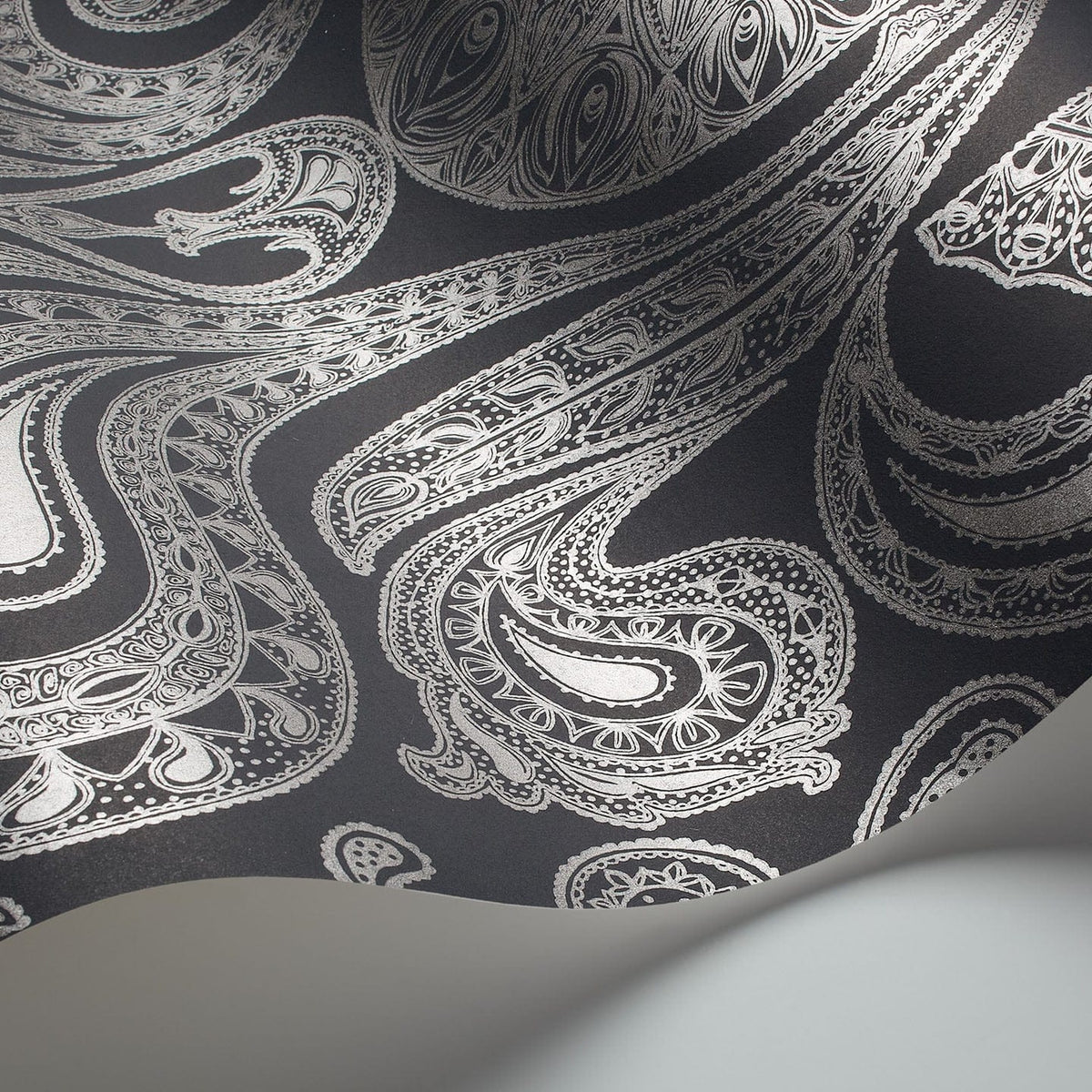 Malabar wallpaper by Cole & Son, Metallic Silver on Charcoal, detail