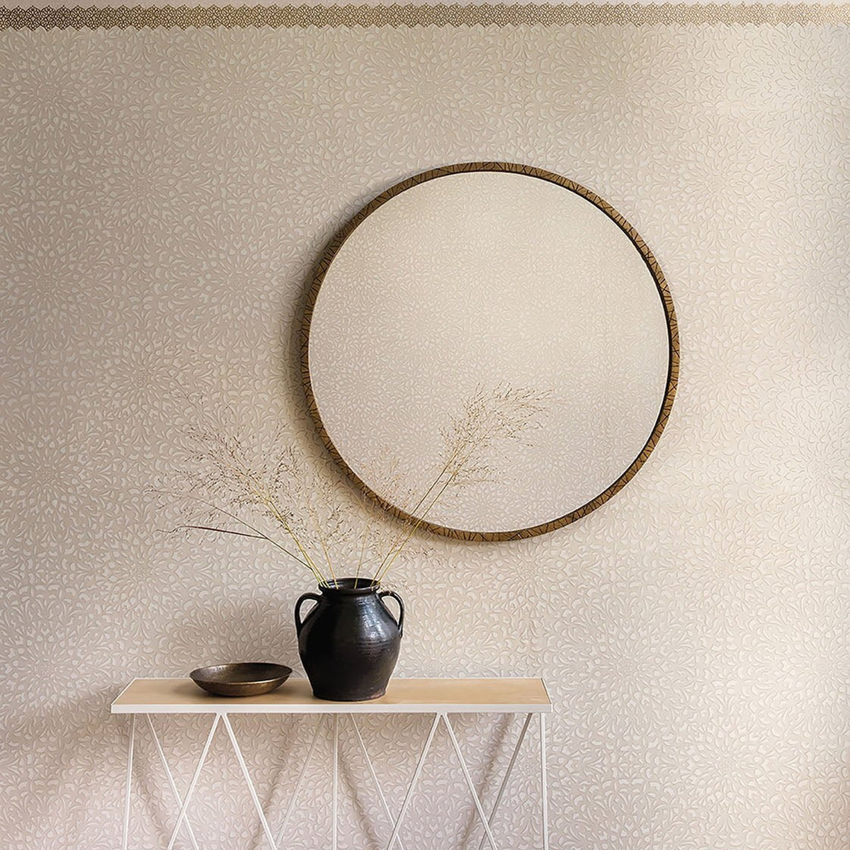Medina wallpaper by Cole & Son, Pearl & Parchment, room setting with coordinating Fez border