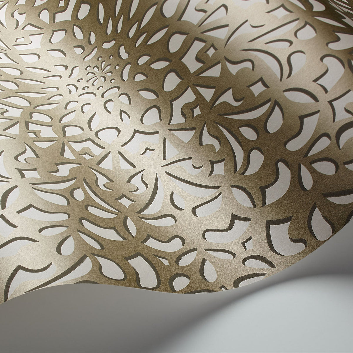 Medina wallpaper by Cole & Son, Metallic Gilver & Parchment, detail