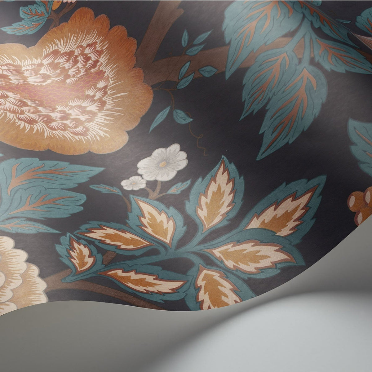 Cole & Son Midsummer Bloom 116/4014 wallpaper curved detail