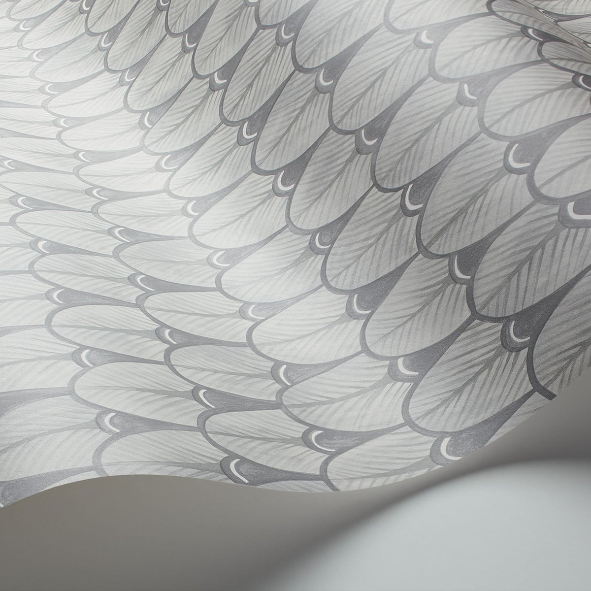 Cole & Son Narina Grey 109/10047 wallpaper curved detail