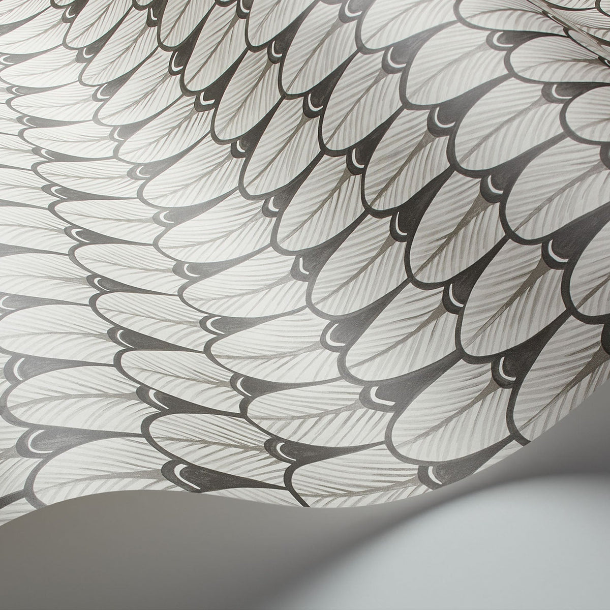 Cole & Son Narina 109/10048 wallpaper curved detail