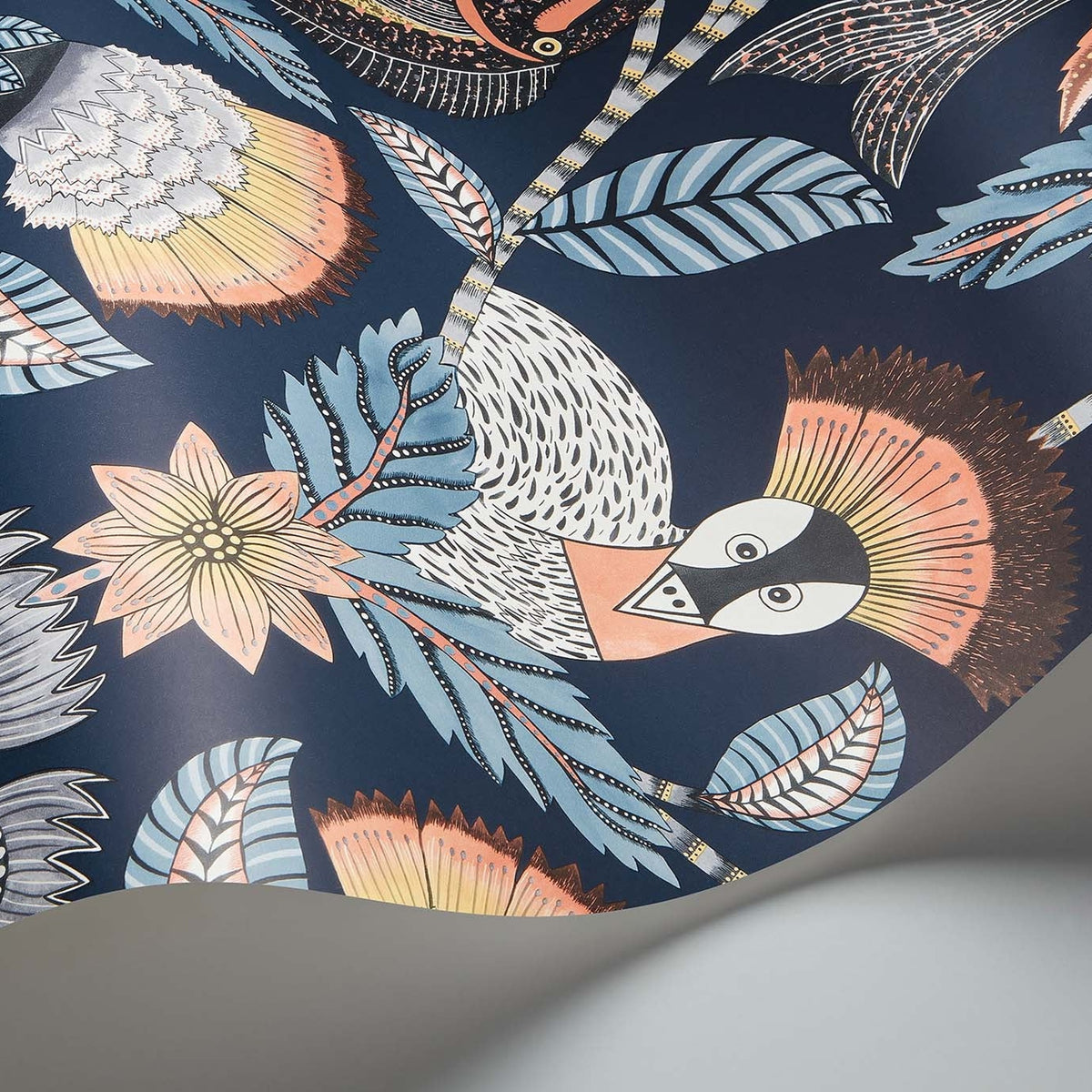 Cole & Son Nene 119/8038 wallpaper curved detail