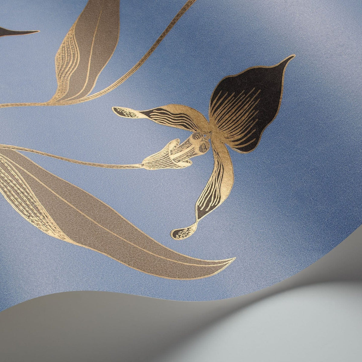 Cole & Son Orchid 66/4030 wallpaper curved detail
