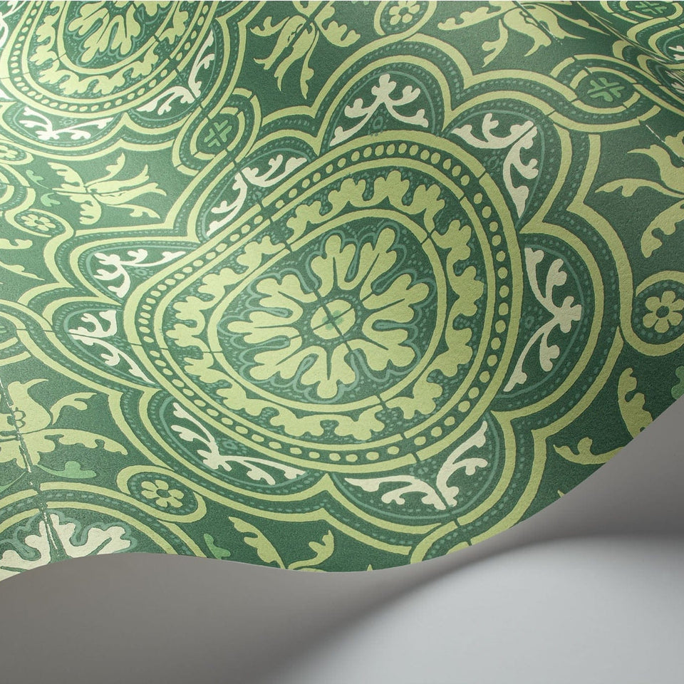 Cole & Son Piccadilly wallpaper — Leaf Green & Mint on Forest detail