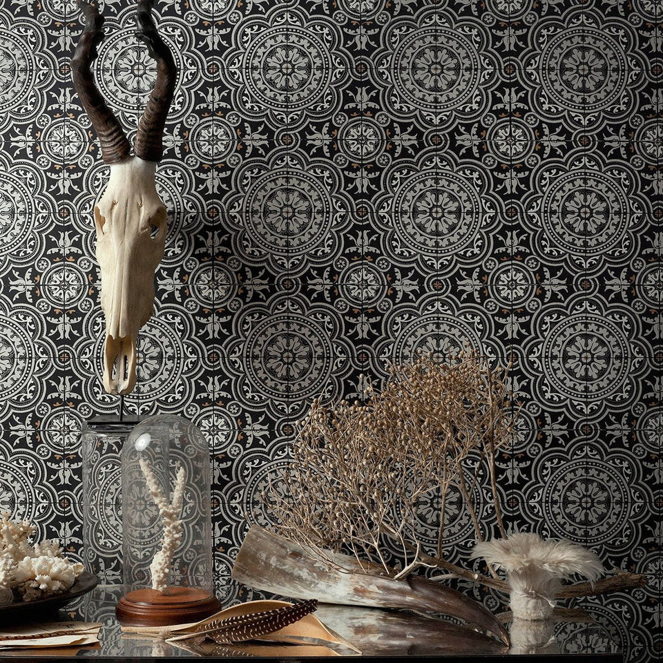 Cole & Son Piccadilly wallpaper — Grey & Black room setting