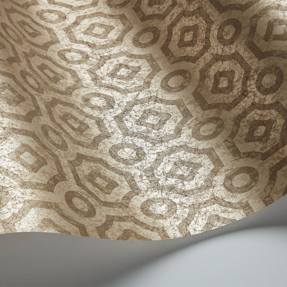 Queen’s Quarter wallpaper in Metallic Gilver by Cole & Son — finish detail