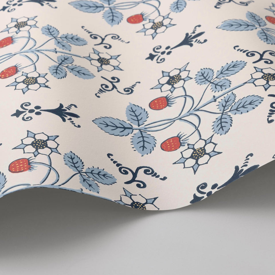 Strawberry wallpaper by Cole & Son in China Blue on Cream, surface detail