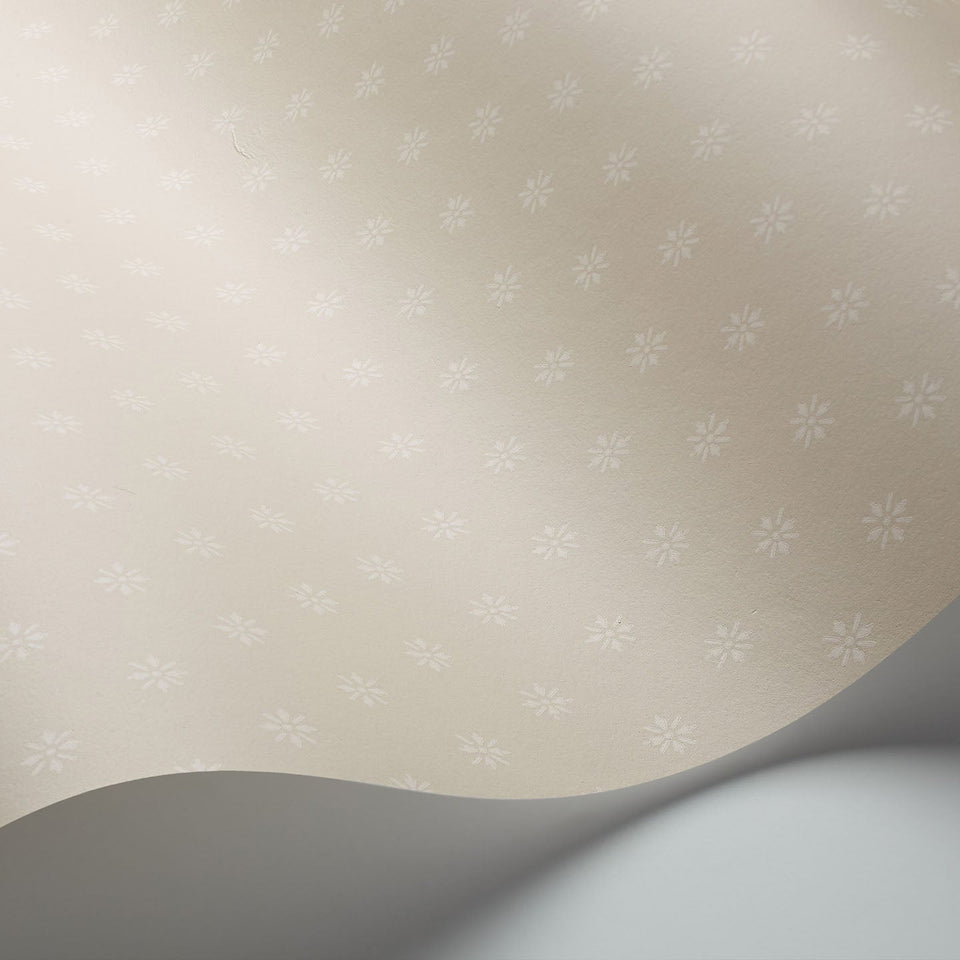 Victorian Star wallpaper by Cole & Son in Cream, curved wallpaper detail
