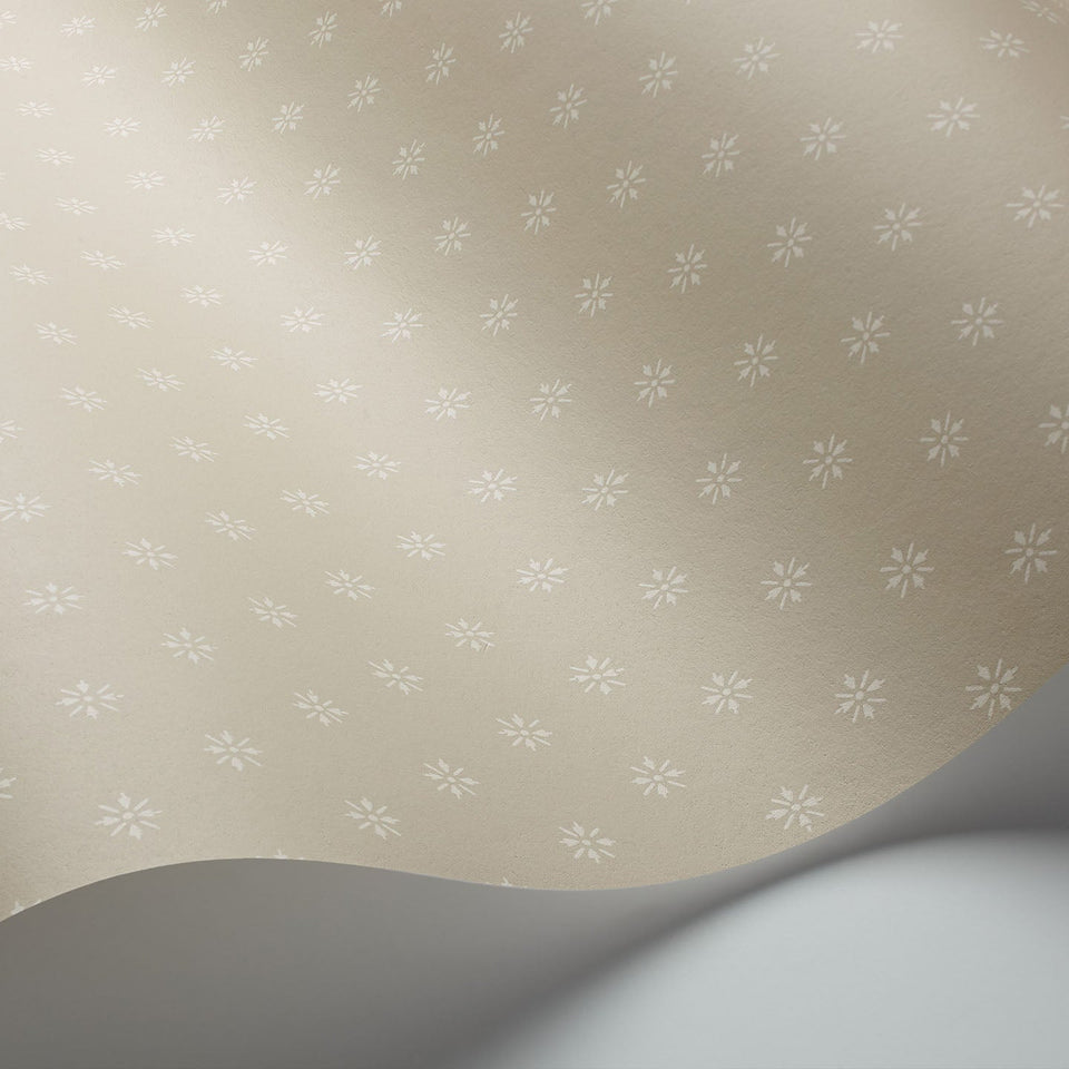 Victorian Star wallpaper by Cole & Son in Safari, curved wallpaper detail