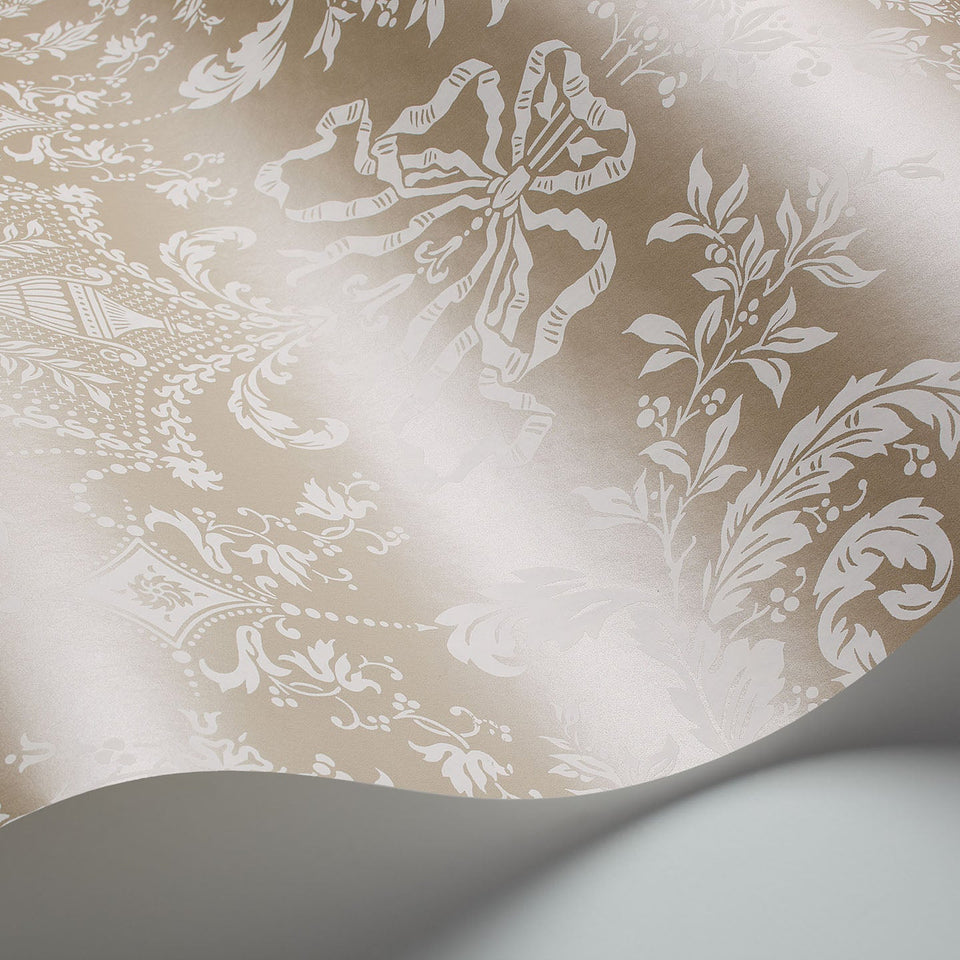 Cole & Son Woolverston wallpaper in Chalk on Metallic Gilver — wallpaper detail