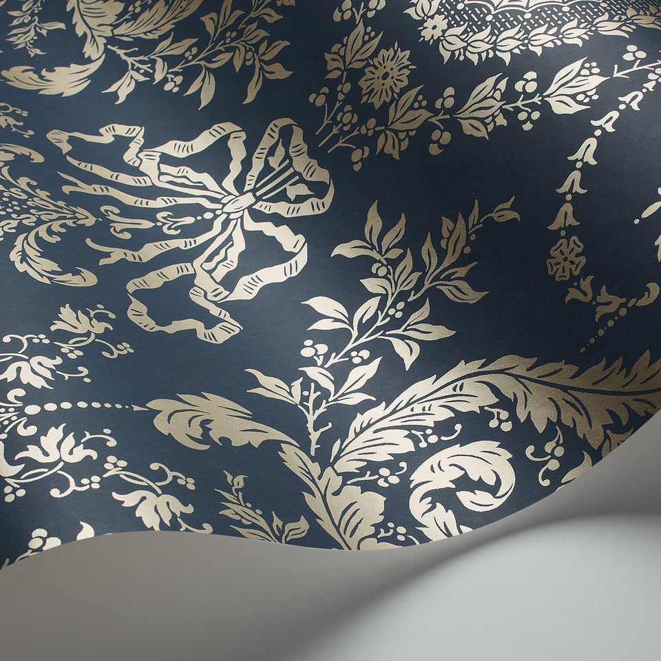 Cole & Son Woolverston wallpaper in Metallic Gilver on Ink — wallpaper detail