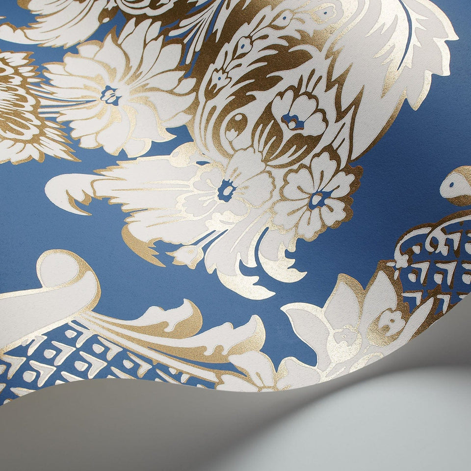 Cole & Son Wyndham wallpaper in Chalk & Metallic Gold on Cerulean Sky — wallpaper detail