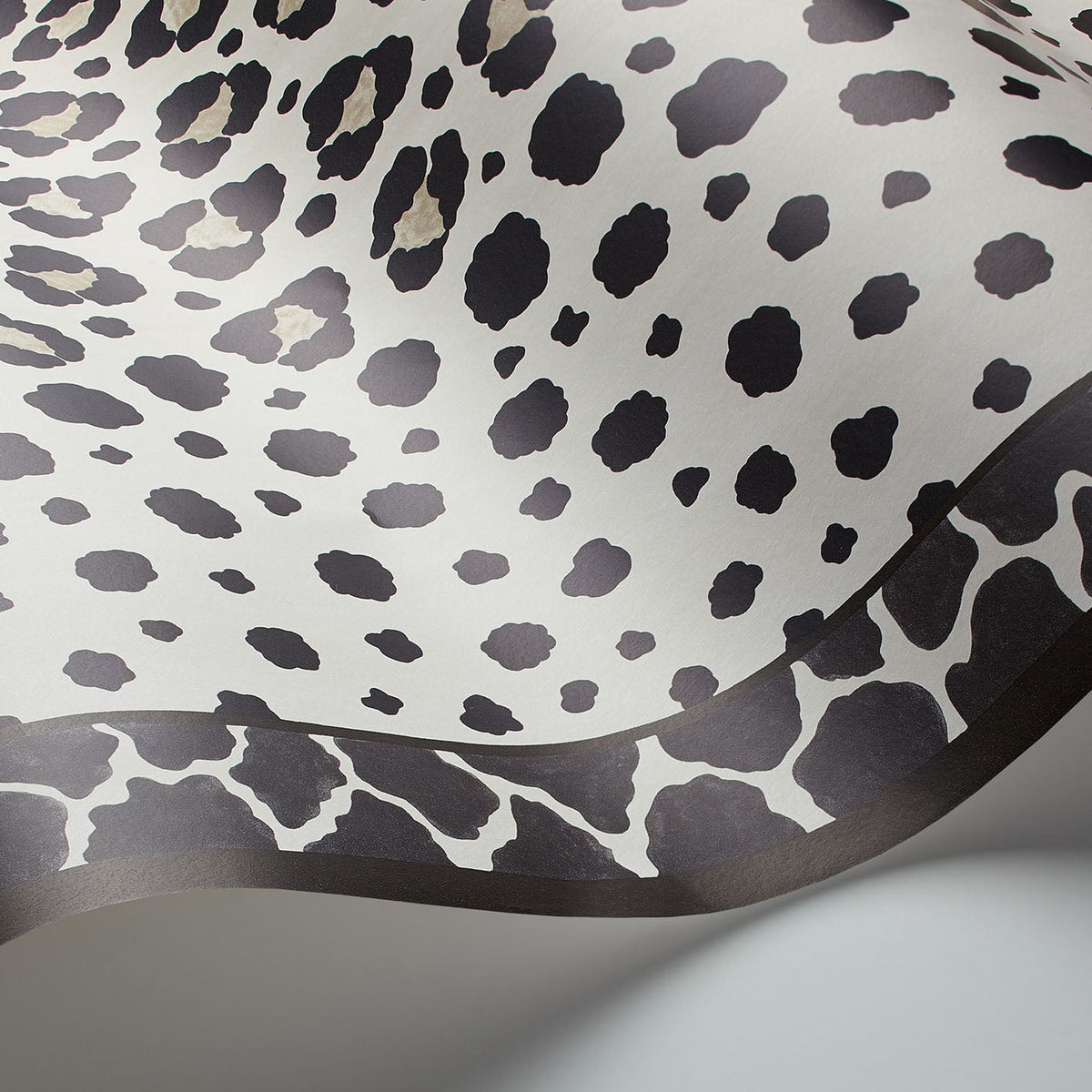 Cole & Son Zulu Border in Linen & Black — border detail