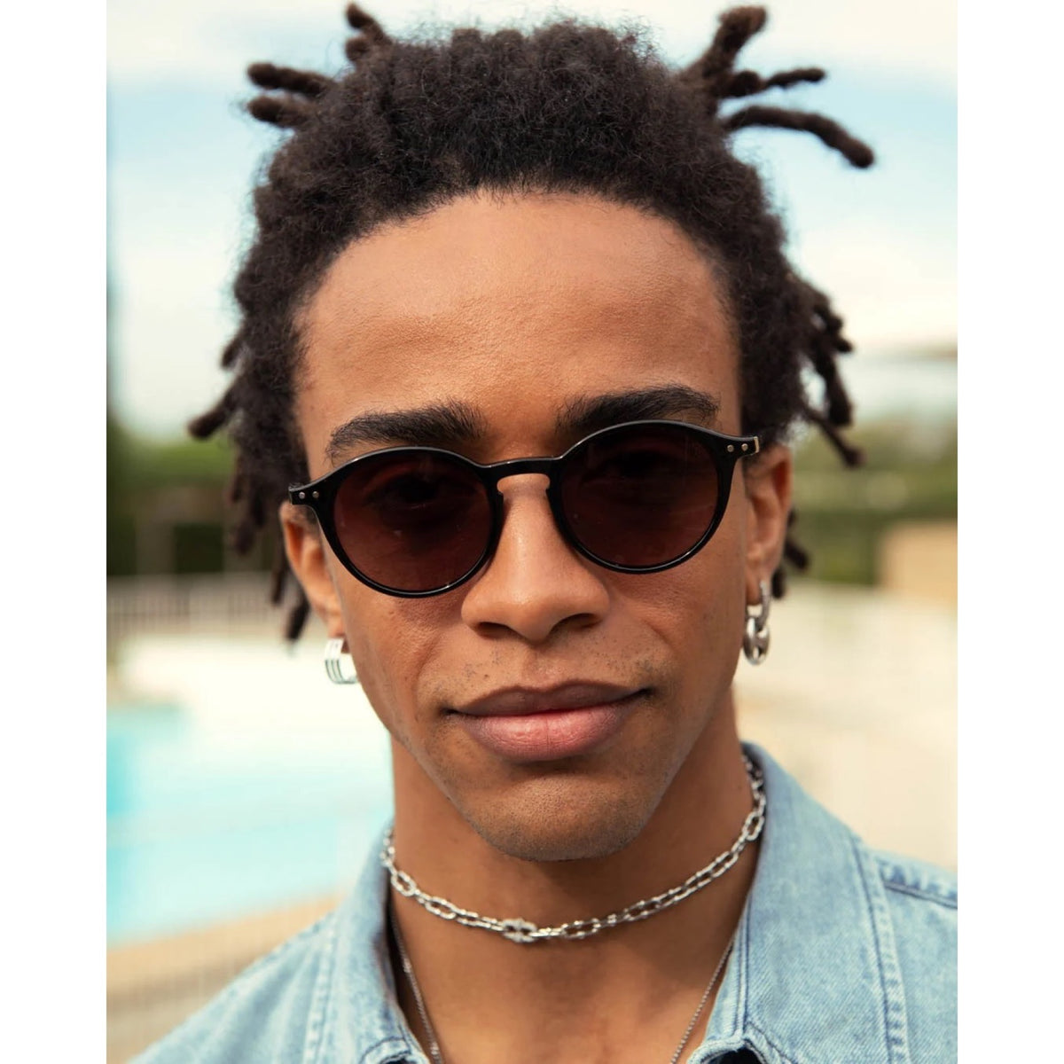 Model wearing IZIPIZI #D Polarized Sunglasses in Black Road