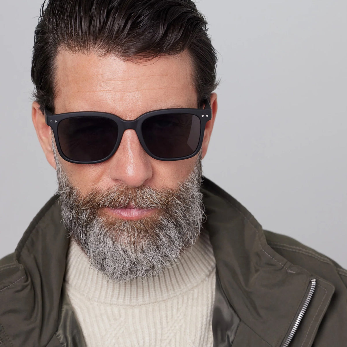 Model wearing IZIPIZI #L Sunglasses – Black