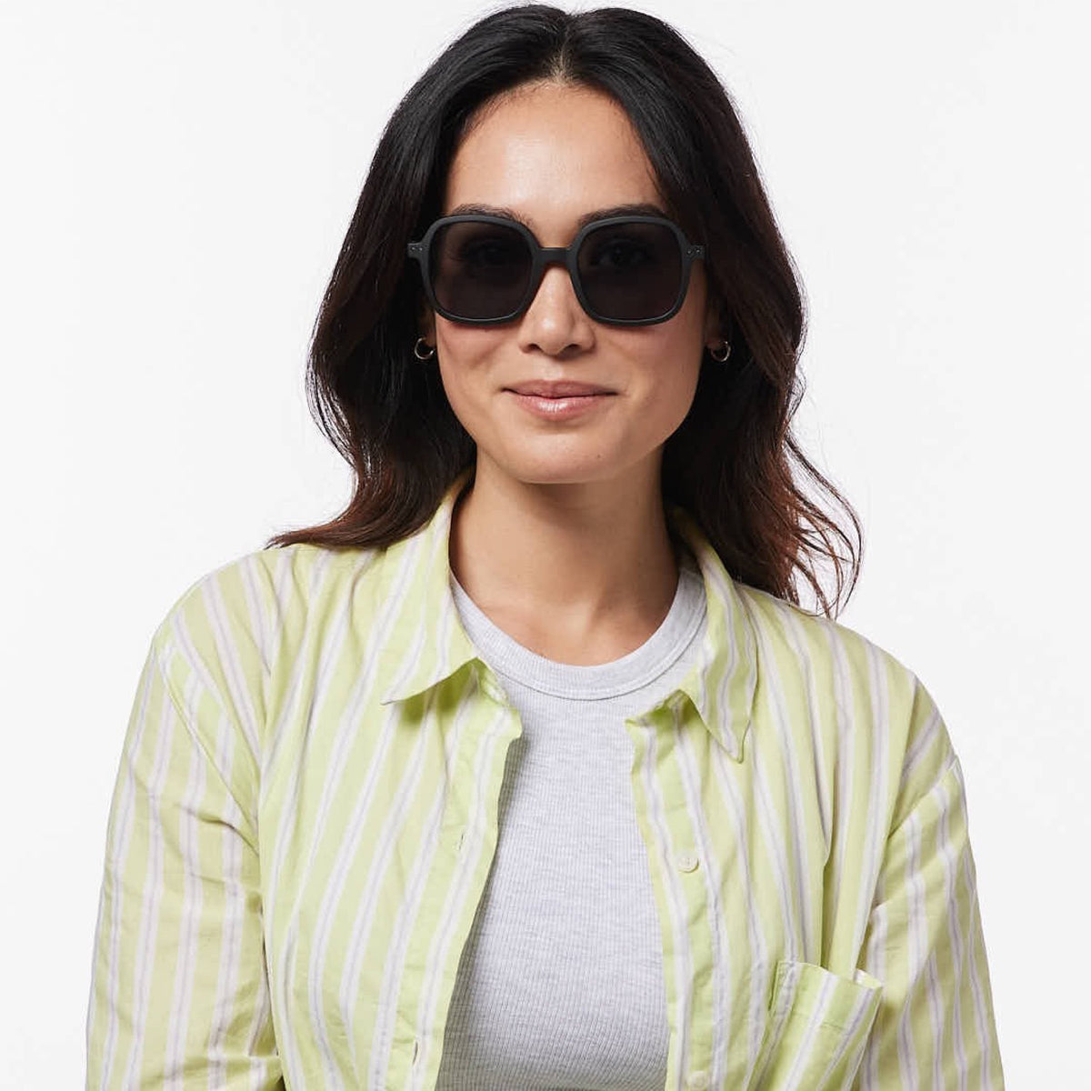 Model wearing IZIPIZI #OFFICE Sunglasses – Black