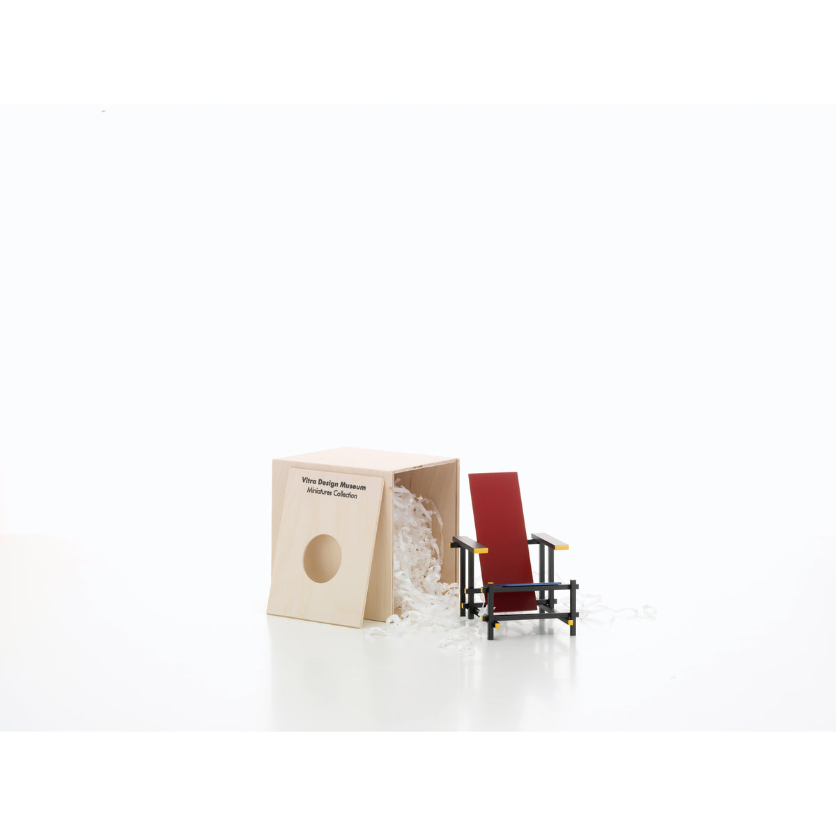 Miniature Rood Blauwe Stoel Chair by Rietveld for Vitra, 1:6-scale collectible model shown with its presentation box